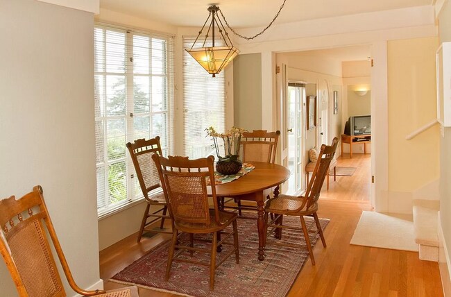 Building Photo - Spacious Beautifully Arranged Apartment in...