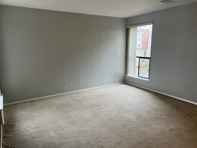 Building Photo - Spacious 1 Bedroom Adjacent to METRO