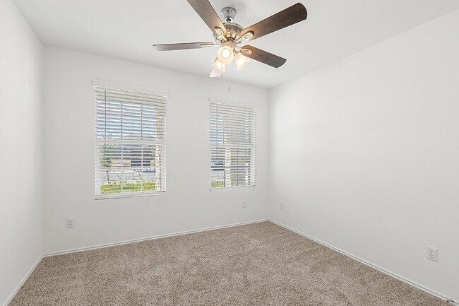 Foto del edificio - First Month's Rent FREE!