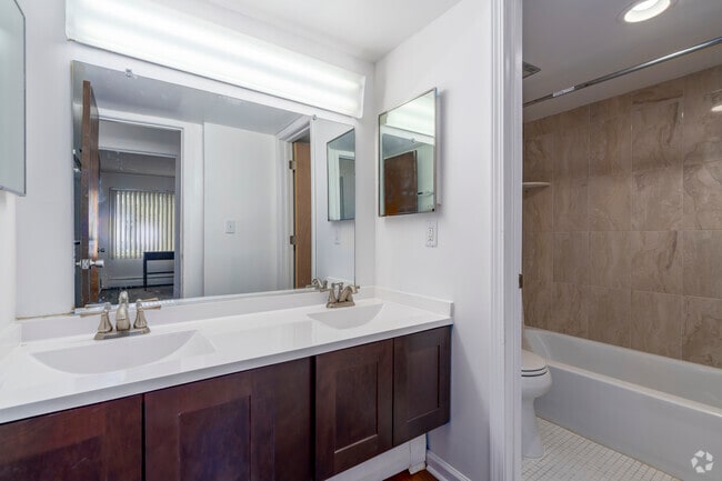 2BR, 1BA - 850SF - Bathroom - Heritage House