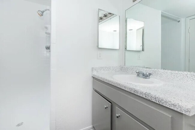 Building Photo - 4400 Memorial Dr