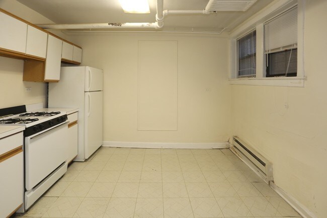 Building Photo - 1 Bd on N. Bissell, Hardwood Floors