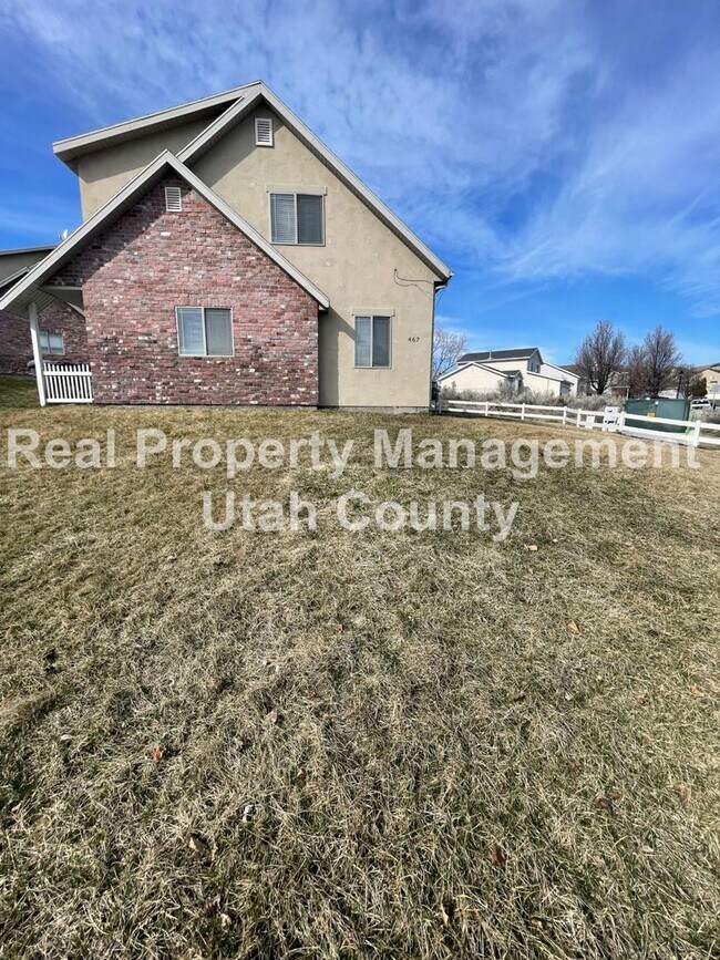 Building Photo - New lower price! Charming 3 Bedroom Home i...