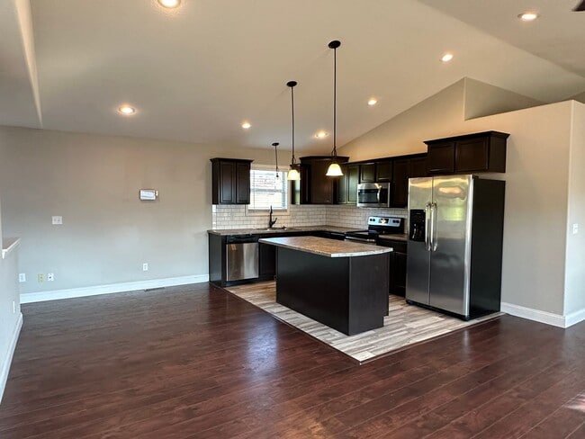 Building Photo - 4 Bedroom 3 Bath 2 Stall Garage in Waynesville - Available with 30 day notice