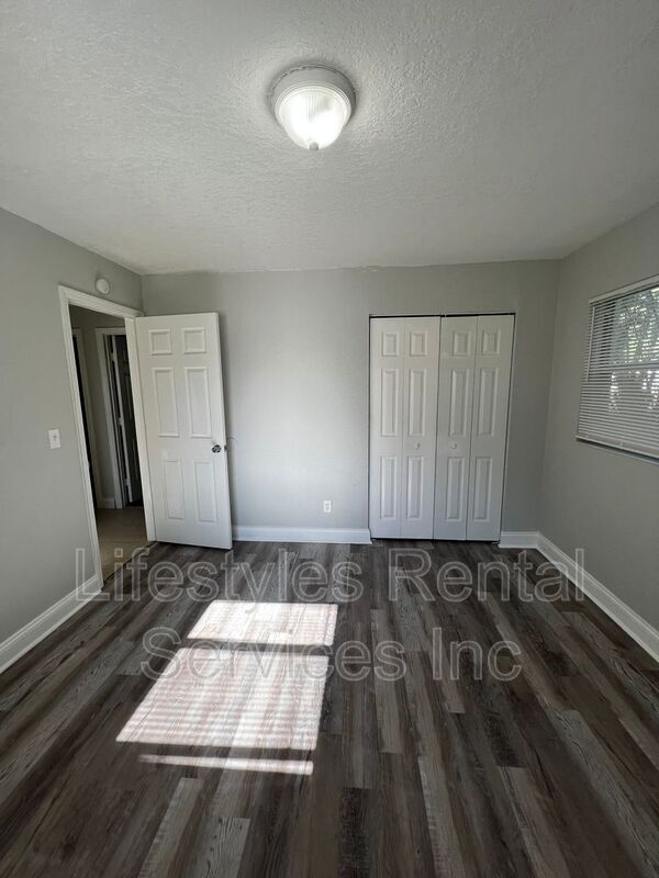 Foto del edificio - 2449 Lourdes Dr W