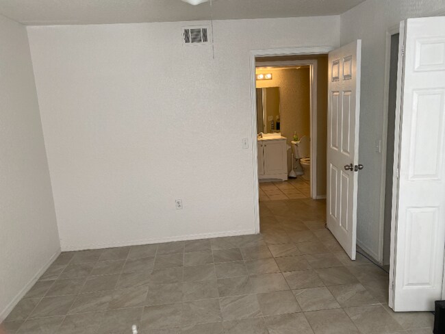 Building Photo - 14037 Fairway Island Dr