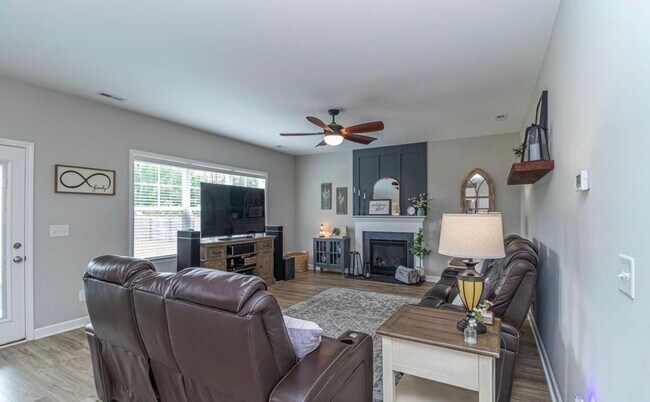 Building Photo - 300 Stonebridge Dr