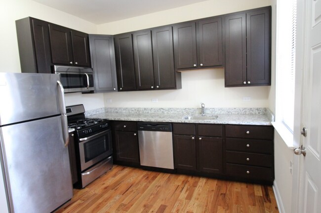 Cocina moderna - 6718 N Lakewood Ave