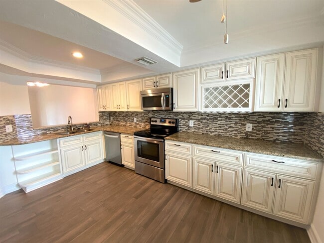 Building Photo - ** REGENCY WOODS ** 3 BED / 2 BATH - CONDO...