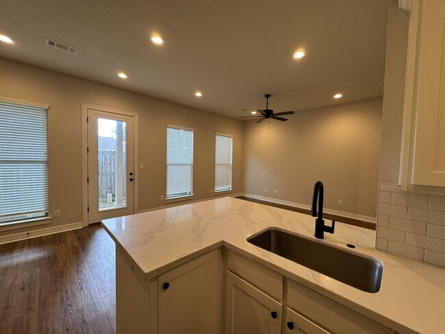 Foto del edificio - 5100 Westgate Ln