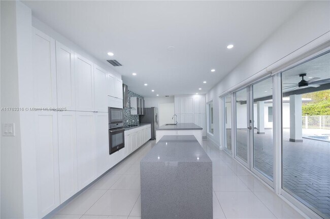Foto del edificio - 6695 SW 96th St