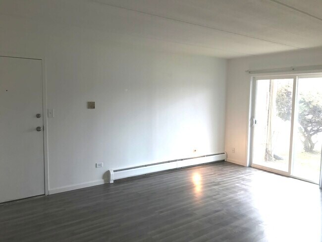 Building Photo - 256 Shorewood Dr