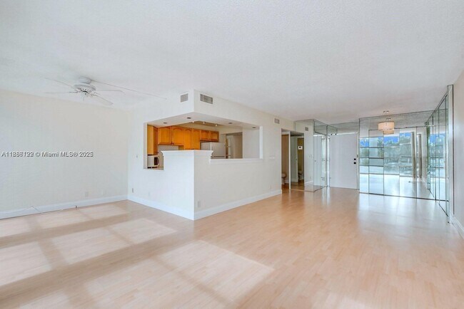 Foto del edificio - 801 Three Islands Boulevard