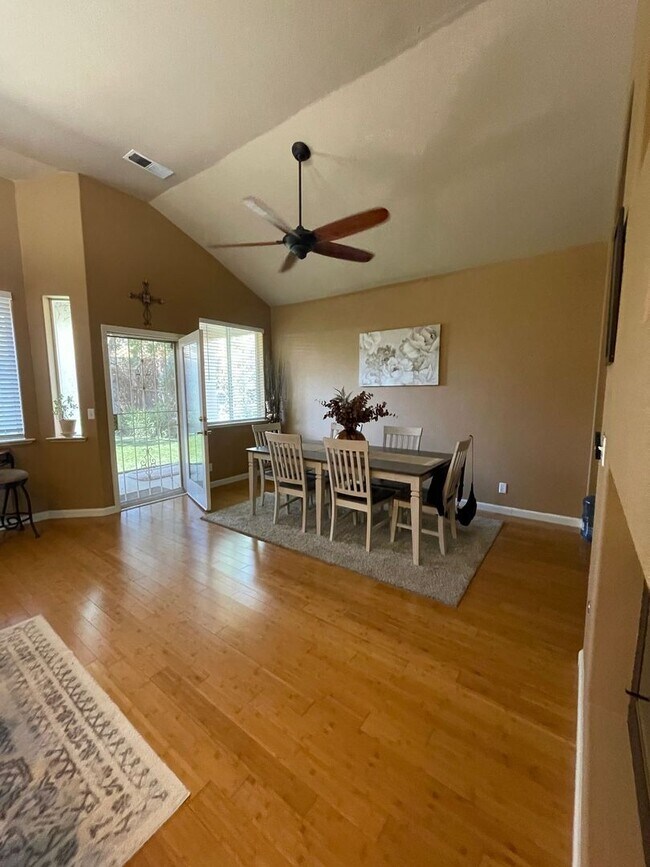Foto del edificio - Here it is!!! Incredible 3-Bed | 2-Bath Ho...