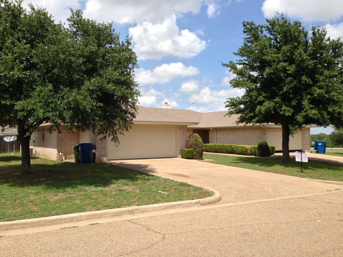 Primary Photo - Duplex *LEASING SPECIAL AVAILABLE*