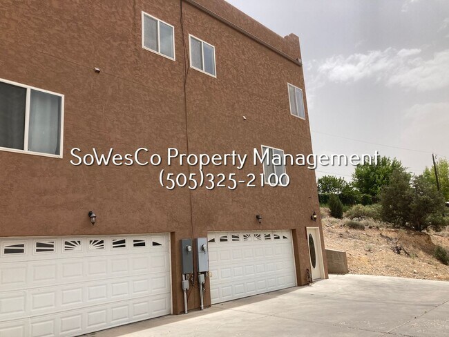 Foto del edificio - 3 Bedroom 2 Bath - three story home with Garage