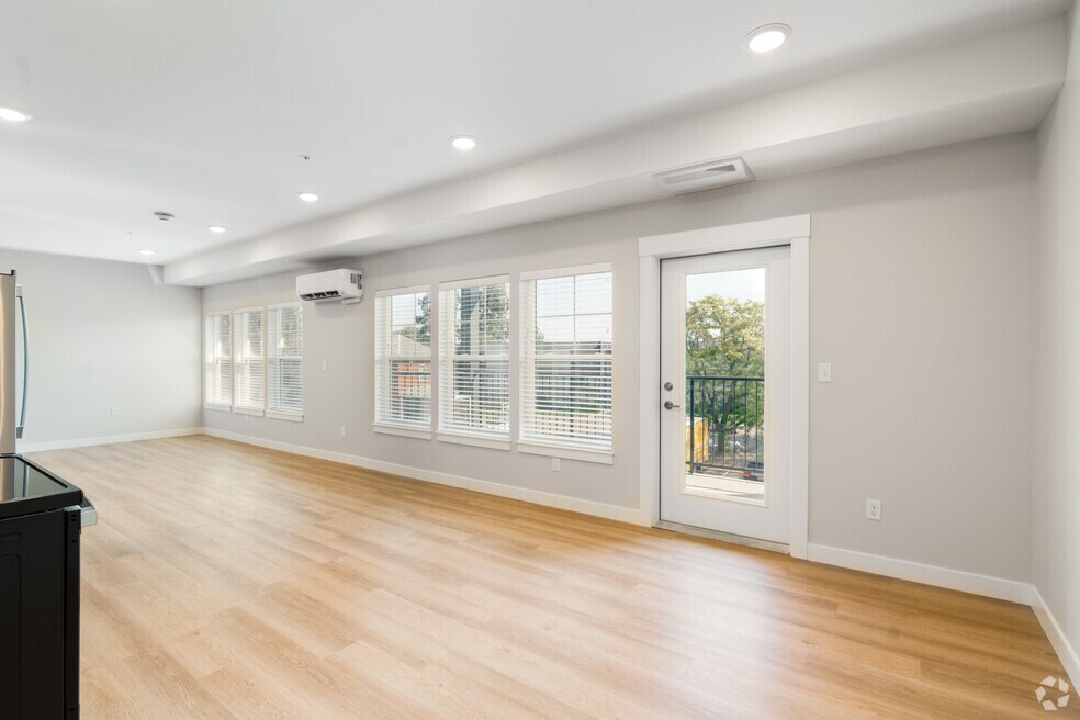 Luxury High Ceiling Apartments For Rent In San Francisco photo