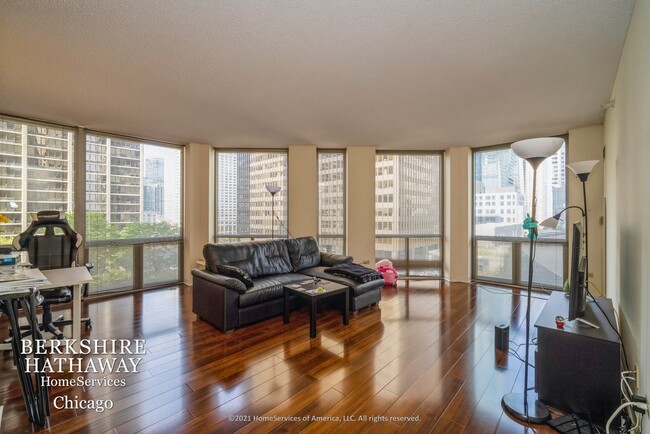 Foto del edificio - 222 N COLUMBUS Drive