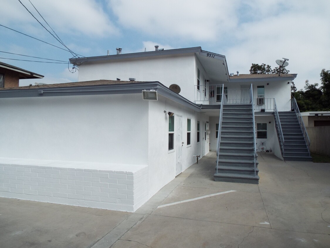 9511 Los Angeles St Unit 2, Bellflower, CA 90706 Apartments in
