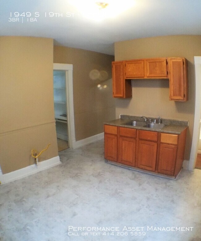 Building Photo - Fantastic South Side 3br upper unit