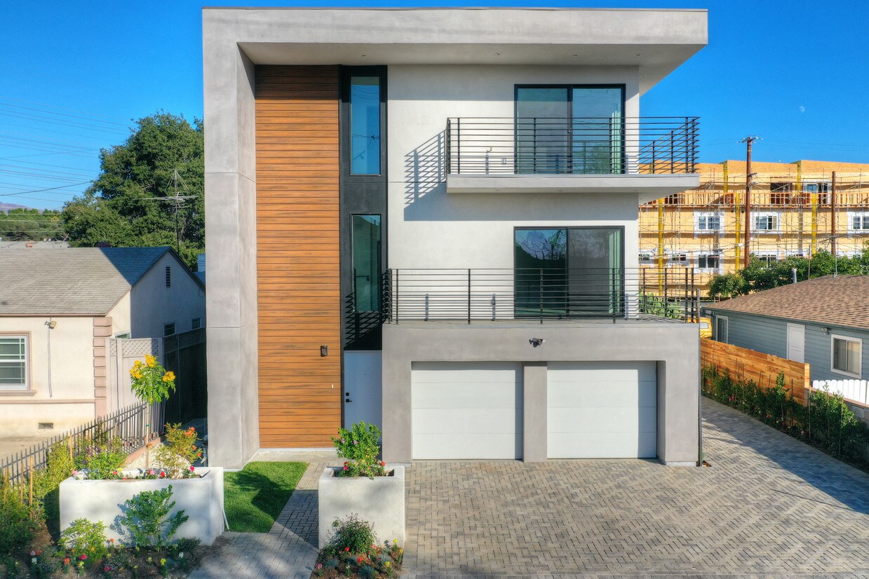 Building Photo - 5626 Auckland Ave