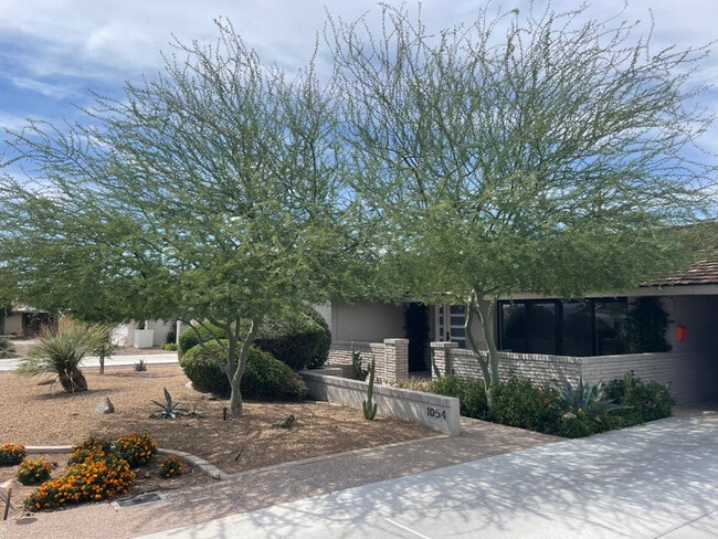 Photo - 1054 E Fairmont Dr House