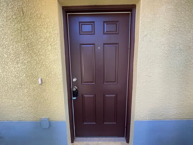 Building Photo - Beautiful End-Unit Townhome in Gated Eilan...