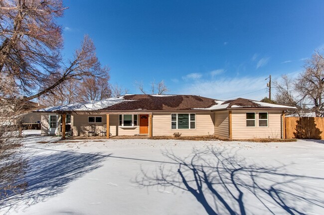 Building Photo - Charming & Spacious Home in Littleton