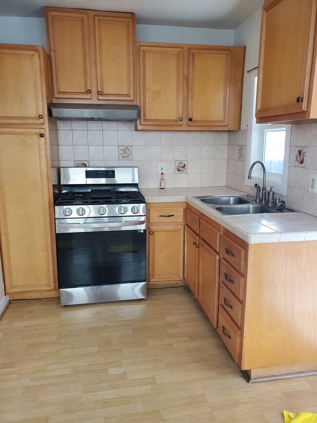 Kitchen - 4452 W 171st St