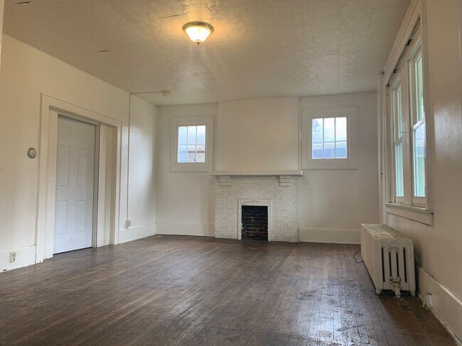 Building Photo - Large House - 5 Bedroom - Downtown - Avail...