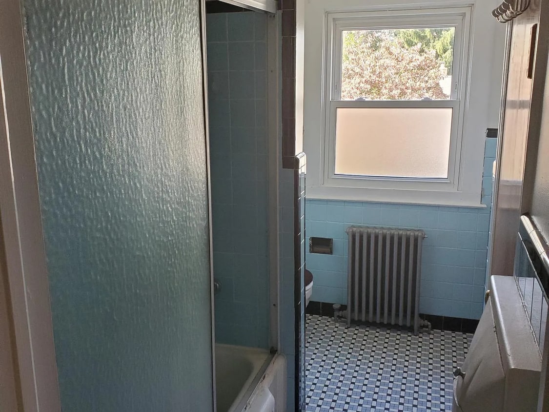 Building Photo - Upper unit 2 Bedroom, 1 Full Bath