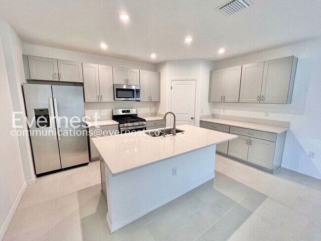 Foto del edificio - Spacious 5 Bed, 3.5 Bath Home with Fenced Yard and 2-Car Garage | Available Soon!