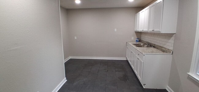 Foto del edificio - 2724 Henley Dr