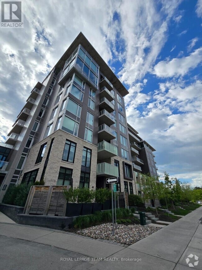 Building Photo - 570-570 De Mazenod Ave