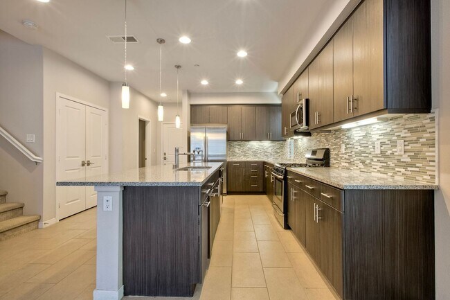 Foto del edificio - 3 Br/2.5 Ba w Loft and 2 car attached gara...