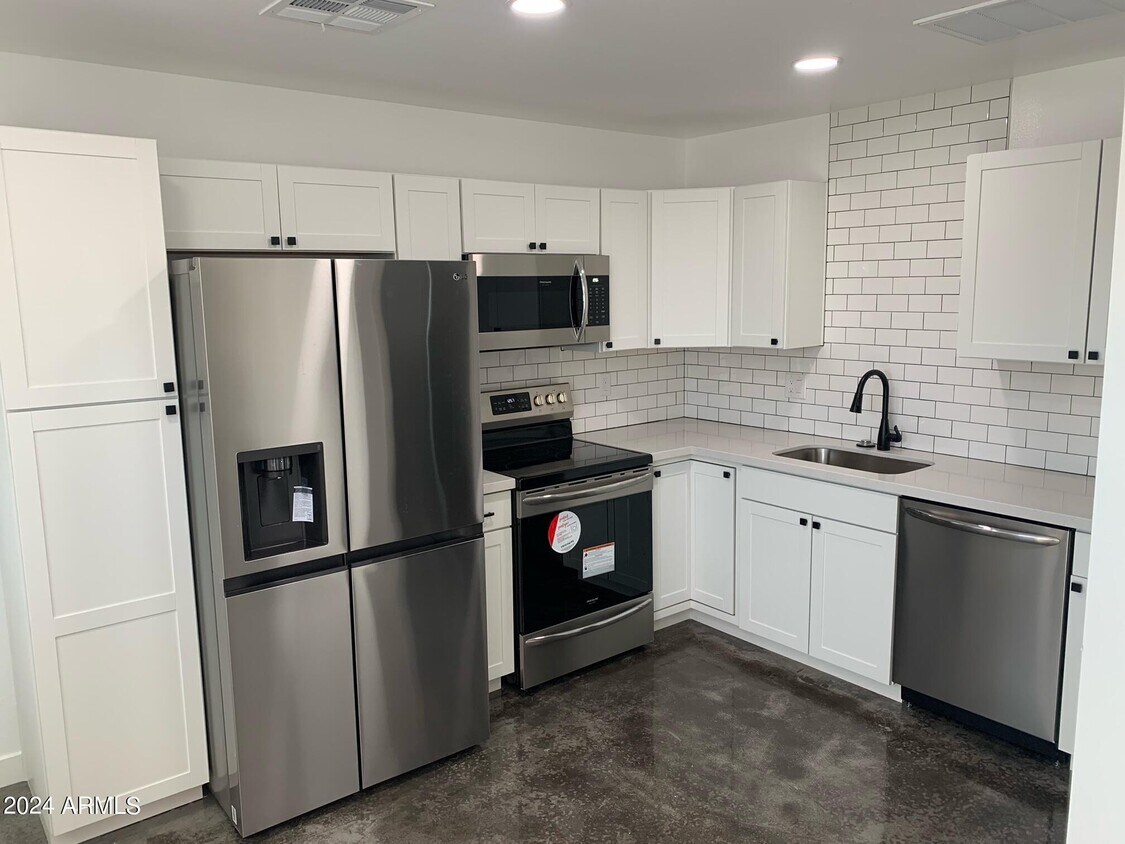 Foto principal - 9439 N 11th Ave