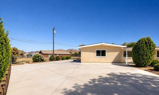 Foto del edificio - 4 bedroom 2.5 bathroom house in Apple Valley Ca!