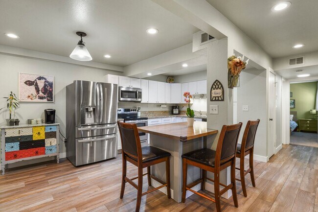 Foto del edificio - Updated 2B/1B Condo in The Cottonwood Vill...