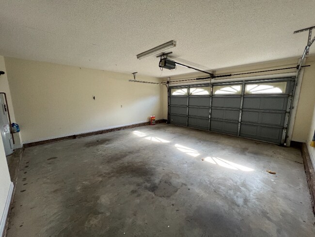 Building Photo - 3012 River Ridge Dr