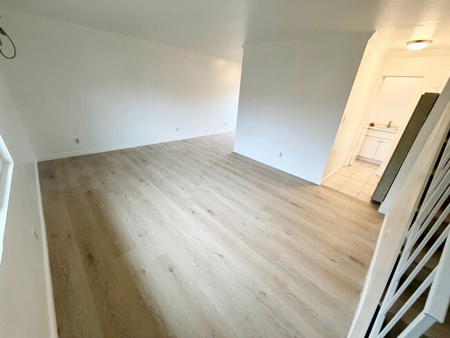 Building Photo - M 1st