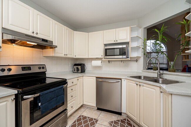 Building Photo - 7171-121 121 St