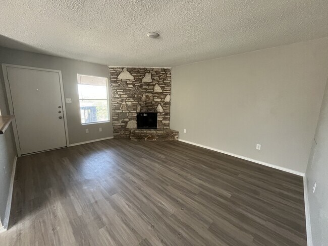 Foto del edificio - 815 Bracewood Cir