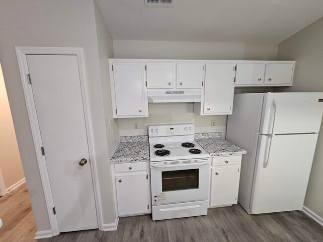 Foto del edificio - 102 Village Ct