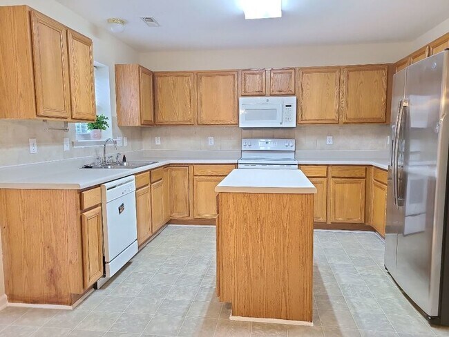 Foto del edificio - Four Bedroom House in Good Location
