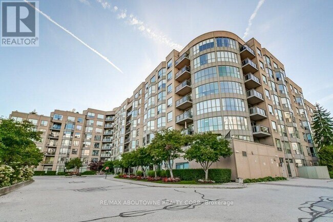 Photo du bâtiment - 2511 Lakeshore Rd W