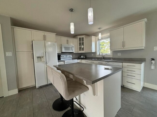 Building Photo - 41 Laforest St