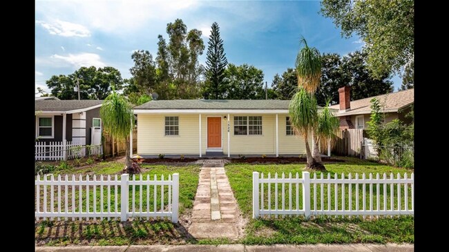 Puerta principal - 1526 28th St N