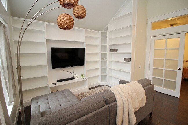 Foto del edificio - FULLY FURNISHED Spacious ADU Located in the heart of Portland's Historic Laurelhurst Neighborhood!