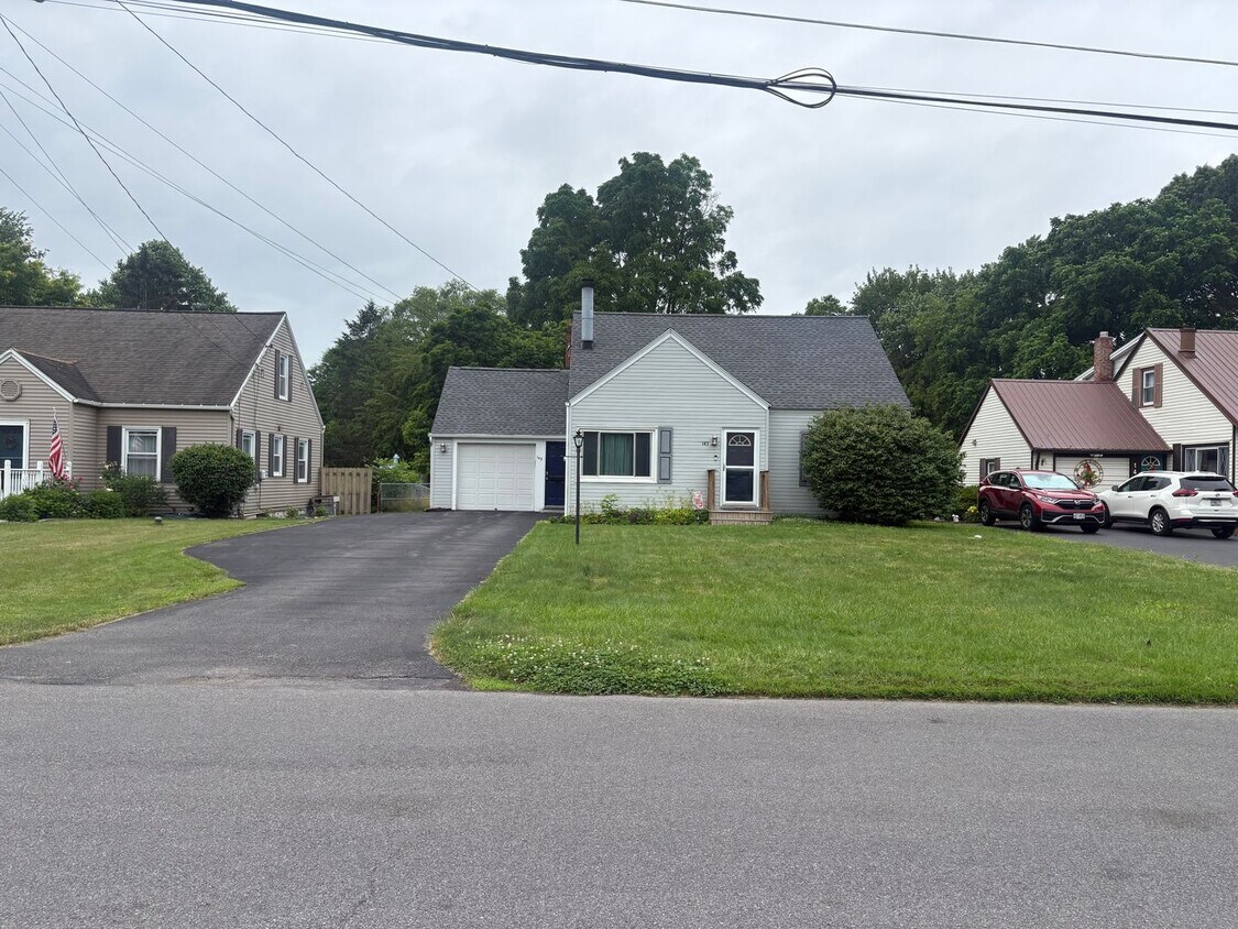 Primary Photo - Charming 3-Bed, 1.5 Bath Home in Peaceful ...