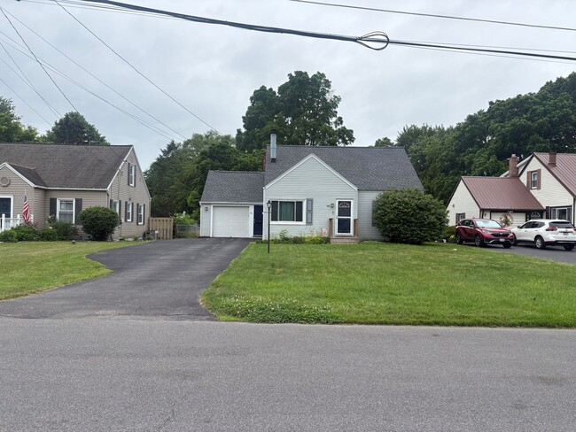Building Photo - Charming 3-Bed, 1.5 Bath Home in Peaceful ...